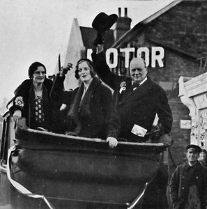 Returneret for Epping Mrs. Churchill og datteren Diana deler lykke og sejr, 1931, 1945. af Unbekannt