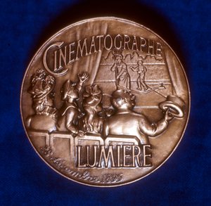 Bagsiden af medalje til minde om 50 års filmfotografering af brødrene Lumiere, 1945 af Unbekannt