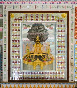 Rigt dekoreret religiøs kunst i et værelse i Patwon ki Haveli palæ fra det 19. århundrede, Jaisalmer, Rajasthan, Indien (foto) af Unbekannt