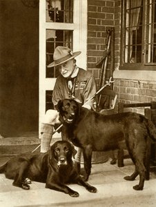 Robert Baden-Powell hjemme med sine hunde, c1929, 1935. af Unbekannt