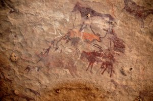 Klippekunst, forhistorie: Klippemaleri af en gruppe kvæg og polykrome karakterer (hyrder og bueskytter) i et udsmykket husly i Uweinat-massivet, Sudan. Periode fra 8000 til 3000 år f.Kr. Fotografering af Unbekannt
