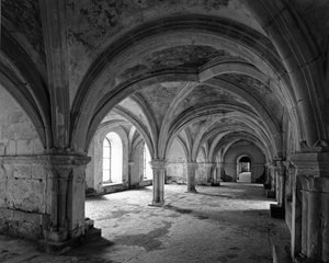 Romansk arkitektur: udsigt over den kapitulære sal i cistercienserklosteret Fontenay grundlagt i 1118 (Cote d