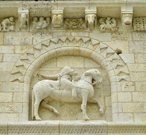 Romansk kunst: detalje af facaden, der forestiller Hugues de Surgeres og Geoffroy de Vendome eller kejser Konstantin I den Store, hvis fod af hesten ville træde Heresie og Kristus triumferende over ondskab og død, Notre Dame (Notre-Dame) de Surgeres (17700 af Unbekannt