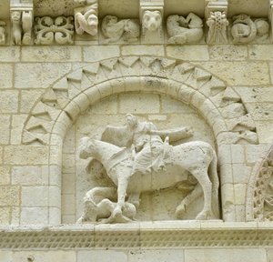 Romansk kunst: detalje af facaden, der forestiller Hugues de Surgeres og Geoffroy de Vendome eller kejser Konstantin I den Store, hvis fod af hesten ville træde Heresie og Kristus triumferende af ondskab og død, Notre Dame (Notre-Dame) de Surgeres (17700) af Unbekannt