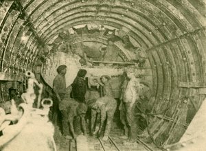 Rotary Cutter på arbejde i det udvidede rør på City og South London Railway Line, c1930. af Unbekannt