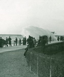 Barskt hav over promenaden ved Hastings, Sussex, slutningen af det 19.-begyndelsen af det 20. århundrede. af Unbekannt