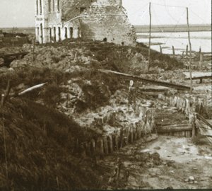 Ødelagt bygning og skyttegrave langs kysten, c1914-c1918 af Unbekannt