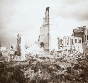 Ødelagt kirke, Chauny, Nordfrankrig, c1914-c1918 af Unbekannt