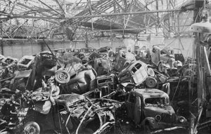 Ruinerne af Renault-fabrikken, Boulogne-Billancourt, Paris, c1942 af Unbekannt