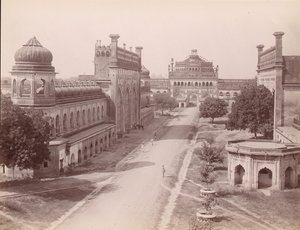 Rumi Darwaza og porten til Bara Imambara venstre med 
