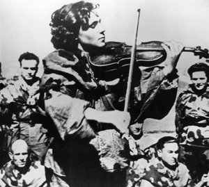 Russisk hærsygeplejerske spiller violin, østfronten, 1944 af Unbekannt