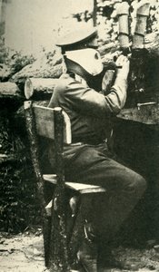 Russisk soldat ved hjælp af en periskopriffel, Første Verdenskrig, 1914-1918, c1920. af Unbekannt