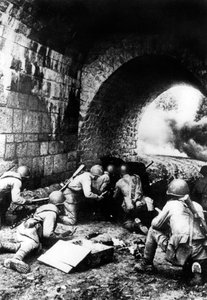 Russiske soldater i aktion nær Riga, Letland, 1944 af Unbekannt
