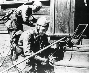 Russiske soldater med minedetektorer, der rydder et hus, der er fanget i snavs, østfronten, 1944 af Unbekannt