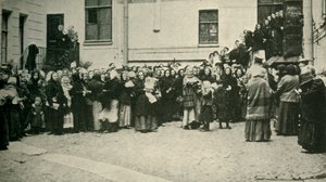 Russiske soldater koner venter på nyheder fra fronten..., Første Verdenskrig, 1915, c1920. af Unbekannt
