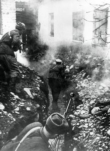 Russiske tropper befrier en landsby nær Ordhonikidze, Kaukasus, 1942 af Unbekannt