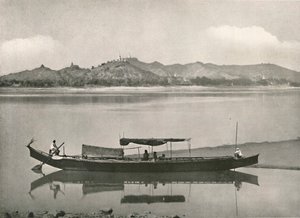 Sagaing, på Irrawaddy - hver bakketop kronet med en pagode, 1900. af Unbekannt