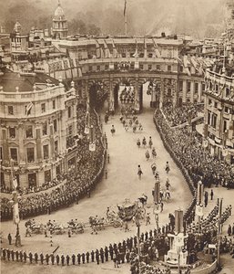 Sailors Line The Route på Trafalgar Square, 12. maj 1937 af Unbekannt