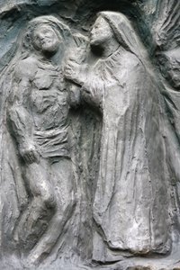 Saint-Pierre de Montmartre kirke: Notre Dame dørskulptur: Jesus bliver lagt af korset, Paris, Frankrig af Unbekannt