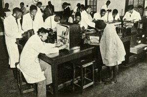 Scener in a Native College - Studerende i fysiklaboratoriet, c1948. af Unbekannt