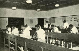 Scener in a Native College - Studerende i bakteriologi ved Fort Hare Native College i Alice i C af Unbekannt