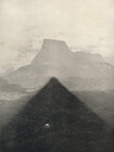 Shadow of Adamspike ved solopgang, 1926 af Unbekannt