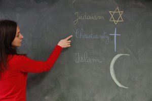 Skolelærer, der forklarer religioner, Montrouge, Frankrig af Unbekannt