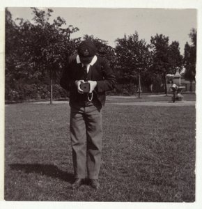 Skoledreng tager et fotografi, c 1905 af Unbekannt