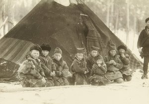Sverige. Lapland børn foran et telt. Omkring 1900 af Unbekannt
