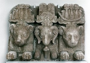 Skulptur af tre dyrehoveder af Unbekannt