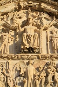 Skulptur af Kristus siddende på en trone. Den sidste dom. Tympanum på den vestlige centrale portal. Stefansdomkirken. af Unbekannt