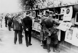 Brugte bog- og trykboder på bredden af Seinen, tysk-besatte Paris, 1940 af Unbekannt