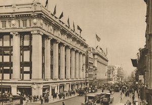 Selfridges og den sidste af de gamle Oxford Street-butikker, som bygningen opslugte, c1935. af Unbekannt