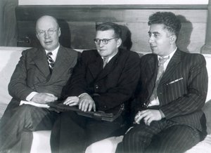 Sergei Prokofiev, Dmitri Shostakovich og Aram Khachaturian, russiske komponister, 1945 af Unbekannt