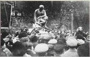 Sergei Yesenin ved indvielsen af Koltsov Razin-monumentet, 1918 af Unbekannt