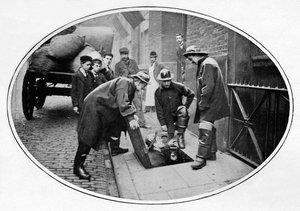 Kloakmænd går nedenfor, London, c1903 1903 af Unbekannt