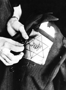 Sy den gule stjerne, der identificerer en jøde på en jakke, tysk-besatte Paris, 1942 af Unbekannt