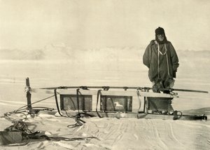 Shackleton stående ved Broken Southern Sledge, c1908, 1909. af Unbekannt