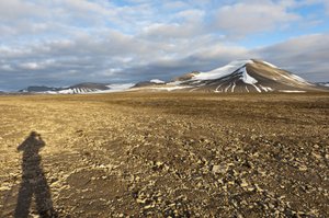 Skygge af en menneskelig, polygonal strukturel jord på Plataberget, snedækkede top Nordenskjoeldfjellet i ryggen, nær Longyearbyen, Spitsbergen, Svalbard, Norge, Europa af Unbekannt
