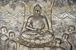 Shakyamuni Buddha prædiker - lovens hjul - for sine fem disciple. Ho Chi Minh City. Vietnam af Unbekannt