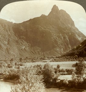 Skarpe tinder af Romdalshorns kronende bjergvæg over Rauma-floden, Norge, c1905. af Unbekannt