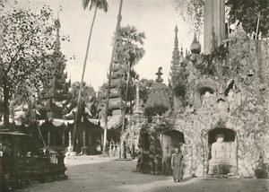 Helligdomme ved Shwedagon Pagoda, Yangon, 1900. af Unbekannt