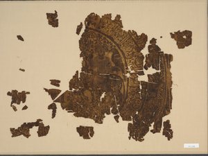 Silkefragment med falkoner, der rider på en tyr, 1000-1100-tallet. af Unbekannt
