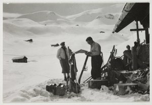 Skiløbere uden for en hytte, ca 1930 af Unbekannt