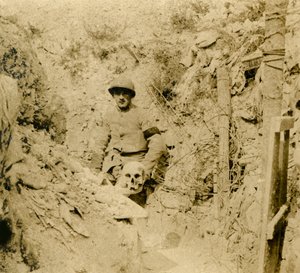 Kranie fundet begravet i skyttegravene, c1914-c1918 af Unbekannt