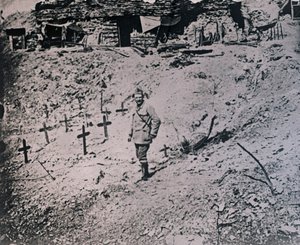 Soldat blandt trækors, c1914-c1918 af Unbekannt