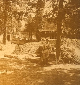 Soldat uden for skyttegraven, Bois des Loges, Nordfrankrig, c1914-c1918 af Unbekannt