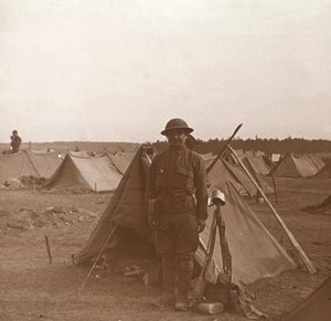 Soldat stående ved telt, amerikansk lejr, Melette, Frankrig, c1914-c1918. af Unbekannt