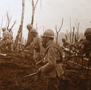 Soldater rykker frem, c1914-c1918 af Unbekannt