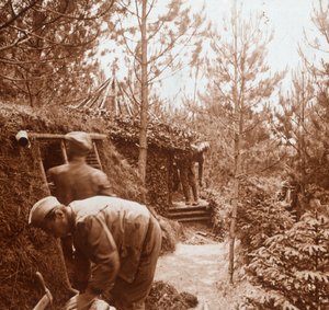 Soldater i jorddækkede krisecentre, Genicourt, Nordfrankrig, c1914-c1918 af Unbekannt